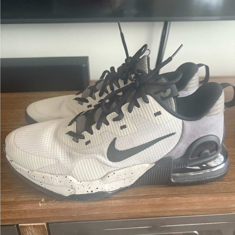 Nike men’s Air Max trainer. Grey and black